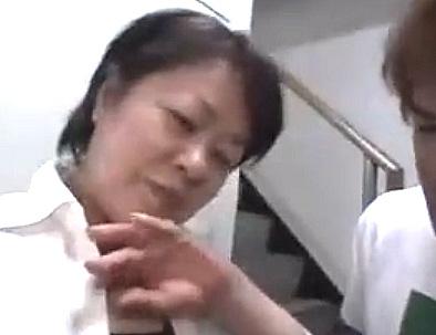 巣鴨でナンパした六十路お婆ちゃんとの壮絶SEXを激撮！「恥ずかしいわ♡」孫ほどの若者に肉棒ぶち込まれ絶叫アクメ膣内射精！