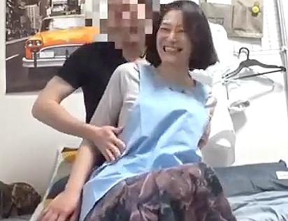熟女家政婦が膝枕＆耳掃除してくれて堪らずフル勃起W「私でいいの？」マッサージで欲情させてガチハメ展開にｗ不倫隠し撮り！