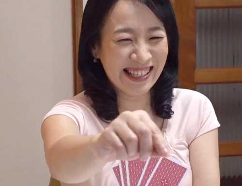【四十路/人妻熟女】欲求不満の母がオナニーで自ら絶頂する姿を目の前に興奮爆発！寝込み襲ったらそのまま挿入させてくれた