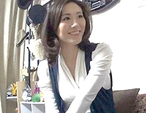 【熟女ナンパ/盗撮】大人の色気放つ四十路主婦が出会ったばかりのイケメンと浮気！「私でいいの？」敏感ボディくねらせ連続イキ
