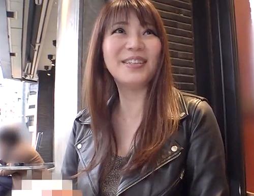 《熟女/四十路》性欲旺盛な人妻が刺激を求めハメ撮り志願！「物足りないんです..」初体験のバイブに大はしゃぎ＆連続アクメ！
