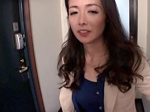 色気ムンムンの義母が盛大から上京。。完璧スタイルの誘惑に興奮抑えきれず嫁に内緒の禁断不倫！美乳＆巨尻堪能しまくりｗ