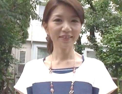 《熟女/NTR》夫に尽くしてきた欲求不満奥様がAV撮影で他人棒堪能中！「最高～♡」怒涛のピストン＆乳首弄られエビ反り絶頂
