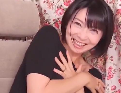 ショートカットの美魔女奥様キターーッW「これ以上ダメ～♡」谷間披露し赤面ｗ怒涛の手マンに欲情してフェラのご奉仕＆不倫ハメ
