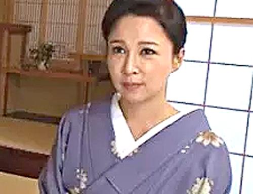 温泉旅館の美人女将が客を誘惑して欲求不満解消！「ダメよっ（汗」欲情した甥っ子に押し倒され禁断近親相姦SEXで絶頂アクメ！