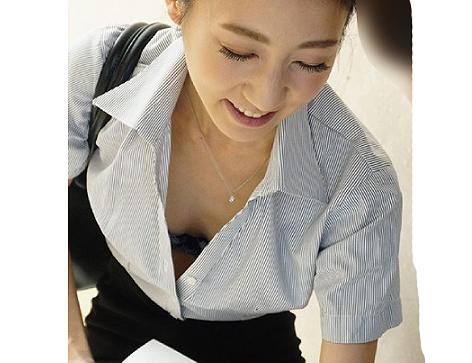 【枕営業/熟女】細身で献身的なおばさんが優しくトイレで淫乱誘惑！『美味しそう♡』こっそりフェラ→馬乗り騎乗位種付け志願！