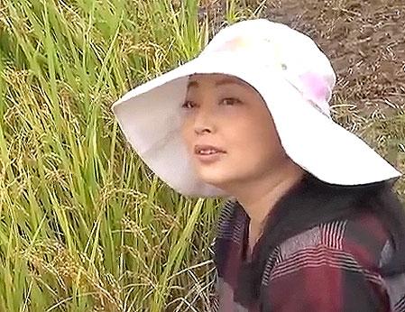 田舎で見つけた美人の五十路熟女を口説いて濃厚SEX！喘ぎ声響き渡る壮絶不倫現場！爆乳デカ尻揺らし激クンニに悶絶！膣内射精