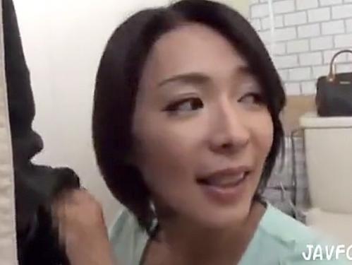 欲求不満の美人妻が上司と不倫温泉旅行！我慢できず公衆トイレで肉棒おねだり！ドM熟女の性癖爆発しハメまくるヤバいやつｗ