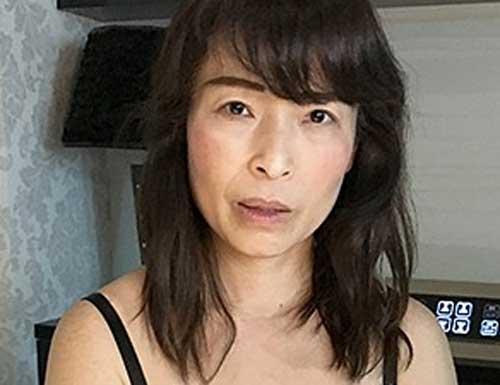 《五十路/中出し》地味な熟女妻の淫乱本性が露わに！「夫じゃ満足できないの...」カメラの前で本気アクメ！理性崩壊不倫ハメ