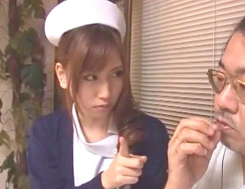年上好きの看護婦がおじさん患者の巨根に興味津々W「いっぱい出してね♡」猛烈手コキ＆肉食フェラで精子搾取しまくるヤバいやつ