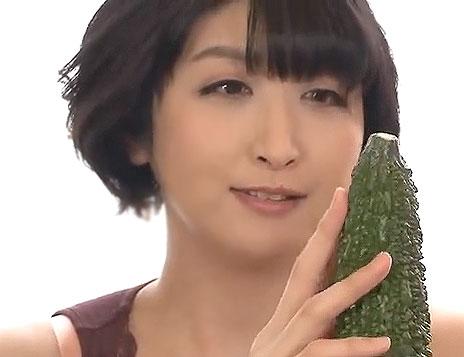 優しい豊満熟女が童貞君の若いチンポを狙って自らの性欲解消！「私に任せて♡」肉感ボディで包み熟練テクのご奉仕！禁断不倫！