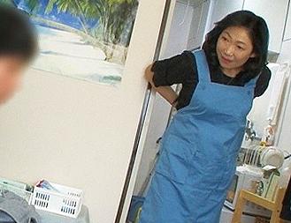 サービス精神旺盛な熟女家政婦が若者の言いなり！「何でも言ってください♡」母性溢れるご奉仕でねっとり不倫SEX堪能隠し撮り