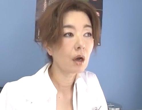☆60代セクシー女医☆はだけた胸チラ＆パンチラで診察！色白ボイン晒し診察台で白昼濃厚SEX⇒アクメ全開悶える美魔女！！