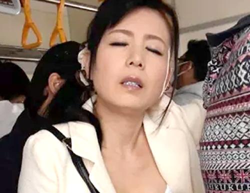 《豊満熟女・痴漢》デカ乳巨乳マダムに魔の手が...『そんなのできません(汗』強引プレイに肉棒咥えさせられ問答無用ｗｗｗｗ