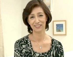 61歳の美魔女奥様が日頃の欲求不満を爆発させてAVデビュー！「お手柔らかに♡」年下イケメンとの絡みに膣濡れガン突きに絶頂