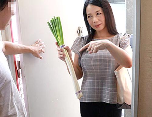 《熟女/盗撮》欲求不満な人妻がバイトの可愛い男子をお見舞い＆逆レイプ！「元気になってね♡」熟練テクで誘惑＆勃起チンポ挿入