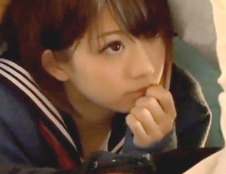 メッチャ可愛い童顔セーラー娘！『声でちゃうよぉぉぉぉ（汗』こたつの中で濡れマンパンツでガチ挿入おねだりのヤバイやつWW