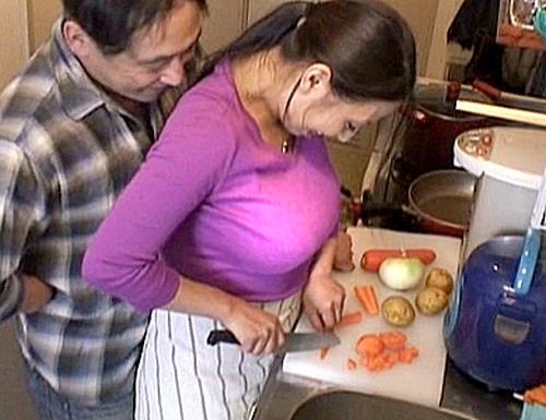 《家政婦/熟女》爆乳デカ尻のグラマー奥様に大興奮ヤベェW「こんなの...ダメよぉ（汗」乳房揉みしだき問答無用の強引不倫！