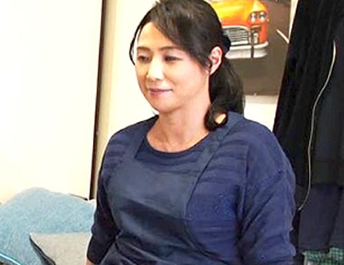 【熟女ナンパ/盗撮】人が良すぎる五十路家政婦が必死に口説いてくる若者に根負けW「おばさんでいいの？」豊満ボディ揺らし絶頂