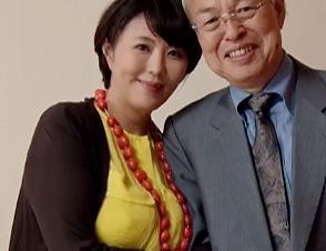 高齢夫婦の歪んだ愛情！他人棒に突かれ絶頂しまくる熟女妻に興奮する変態夫！豊満な身体揺らしガンガン突かれ理性崩壊イキ！