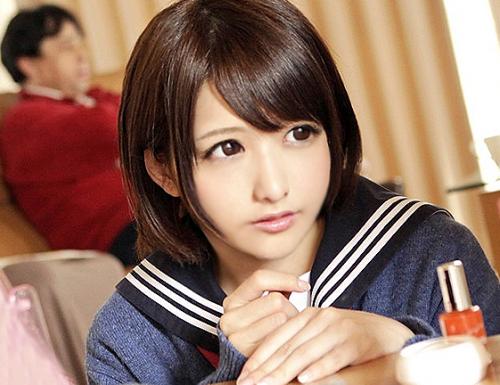 セーラー服姿の完全ロリ娘がチンポに夢中！こたつの中で濃厚フェラのご奉仕ｗ挑発してくるから手マンで潮吹きさせてパコったｗ