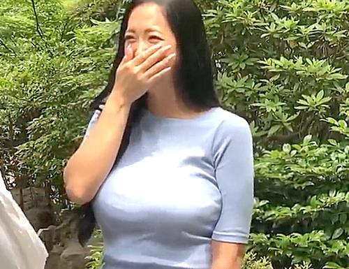《人妻ナンパ/NTR》着衣でも分かる爆乳デカ尻奥様に筆おろしおねだり！「可愛い♡」童貞M男を熟練テクで骨抜きにｗ膣内射精