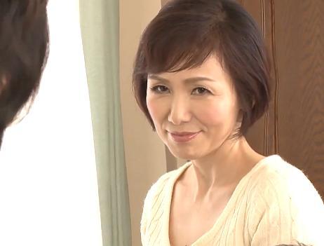 還暦過ぎてもキレイな高齢熟女母が息子の友達に発情！欲求不満爆発させ胸チラ誘惑➡積極的過ぎる禁断不倫SEXで年下君を翻弄ｗ