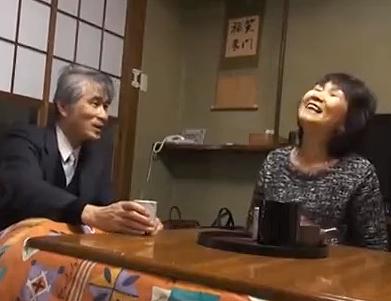 10年振りの温泉旅行で熟年夫婦が激しいSEX堪能中！「お父さん..」拘束＆目隠しで感度抜群！玩具で調教され