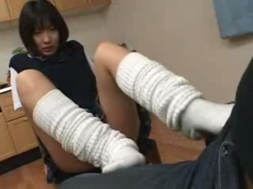 【早乙女みなき】部活終わりで超汗臭いルーズソックスの足コキで、いかされてしまった兄
