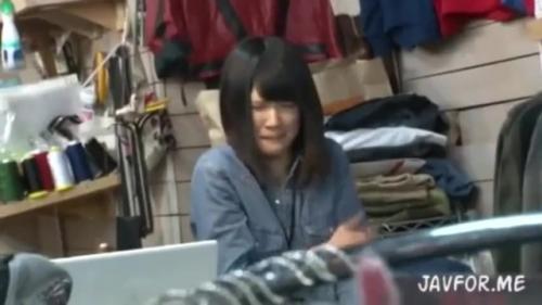 【白咲碧】仕事中に生チ◯ポ入れられ感じまくる古着屋の娘