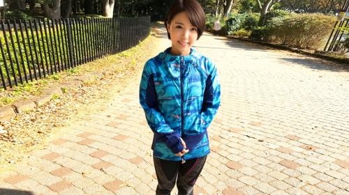 公園でジョギングする女子大生、程良く引き締まったカラダに美しいヒップライン！