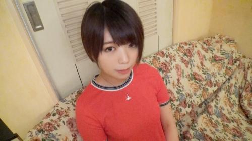 ショートカットヘアで真っ赤のワンピース、少女のような見た目なド緊張清楚系娘。
