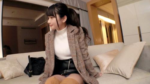 美容部員21歳、白のニット越しに主張する豊満なオッパイＦカップ！真面目そうな顔してかなりの、