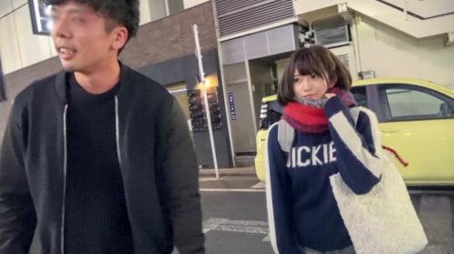 渋谷を一人歩くショートカットの女子大生、同級のカレがいるけど本当は年上好き