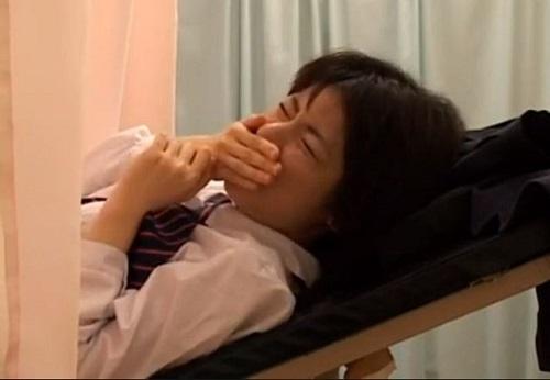 悪徳産婦人科医の餌食になってしまった制服美少女