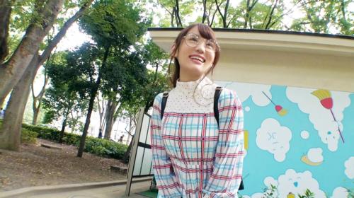激カワ眼鏡美少女。おしゃれワンピースを脱がせたら驚愕の美巨乳！
