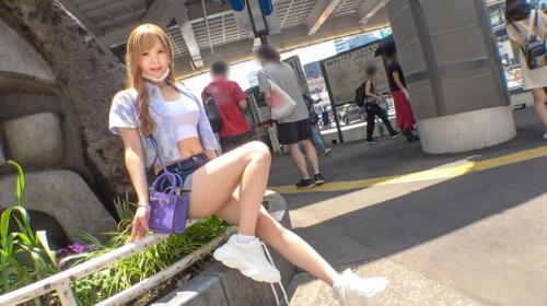 ムチッと美脚！露出多めのショーパンギャル、セクシーTバックにはいやらしい糸が・・・