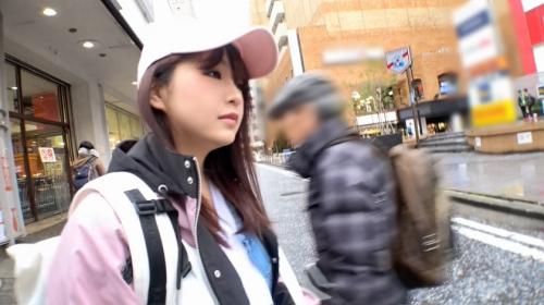 スポーティーな装いの真面目なフリーター、上着を脱ぐと初めて気がつく巨乳ちゃん