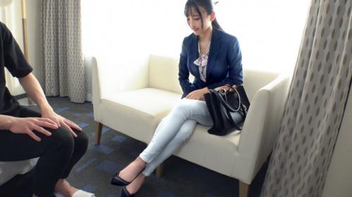 仕事の合間にインタビューのはずが・・あれよあれよと脱がされて！！