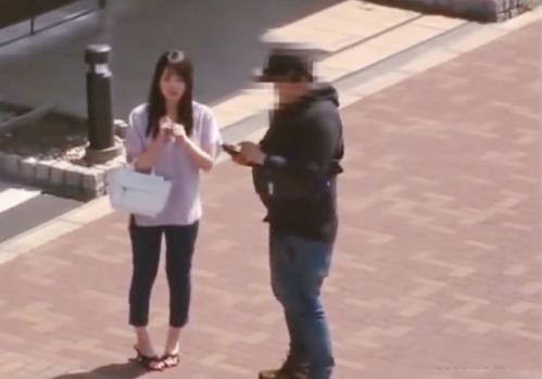 ロングヘアーの可愛いお姉さんが男を誘って車中でコスプレソープ！