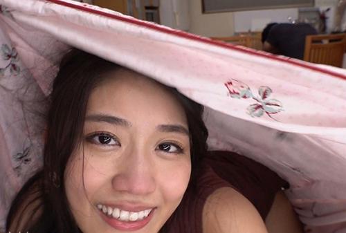 傍に彼女が居るのに寝取るスリルが堪らない淫乱痴女！