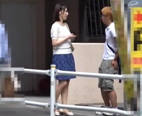 【モニタリング】性欲が強すぎることに悩む人妻とデカチンすぎて悩む童貞くんが初対面で…