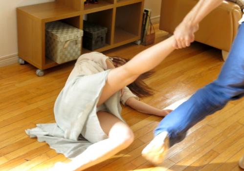 「イヤーやめて！」侵入者に引きずられ強姦される美人妻！