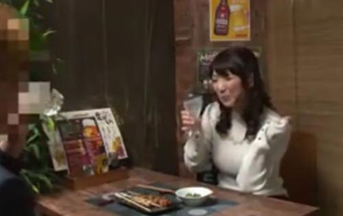 居酒屋で一人呑みしている熟女の愚痴を聴いて持ち帰り中出し出来るまでを隠し撮り！