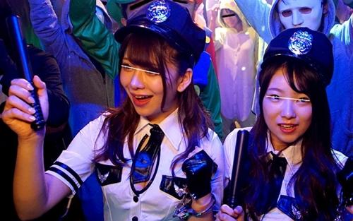 仮装パーティーでパイパンマンコに中出しされるギャル達！