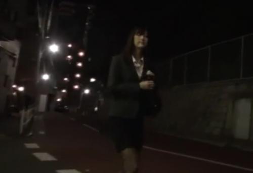 会社帰りの美人OLの自宅に押し入りハメ倒す強姦魔！