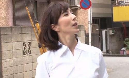 企業担当の生保レディ、熟女の武器を生かして今日も契約の大量ゲット！