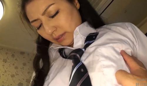 制服を着せると女子校生に見える五十路の人妻と中出しセックス！