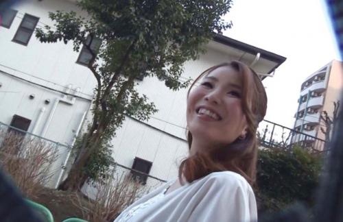 【盗撮】巨乳のエロい人妻をナンパ部屋に連れ帰りタップリと中出しセックス！