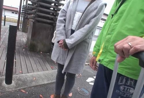 夫婦連れでナンパされ奥さんは声を押し殺して中出し不倫！